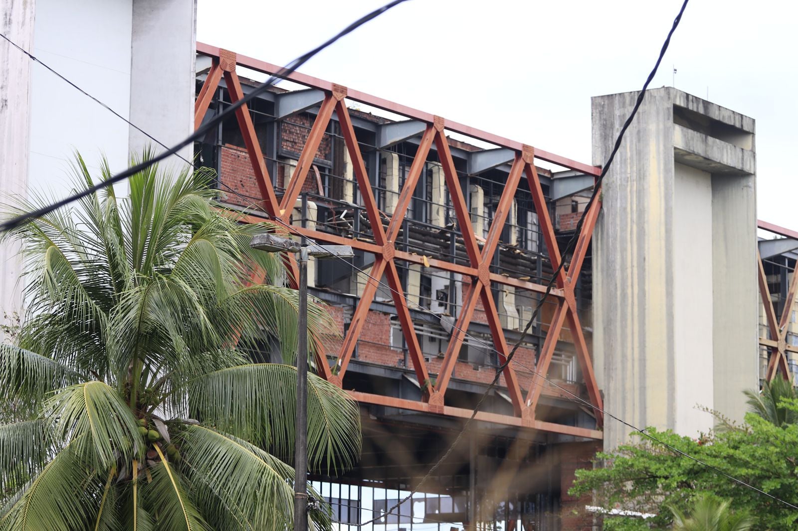 Incêndio atinge antigo Centro de Convenções em Salvador e gera fumaça visível