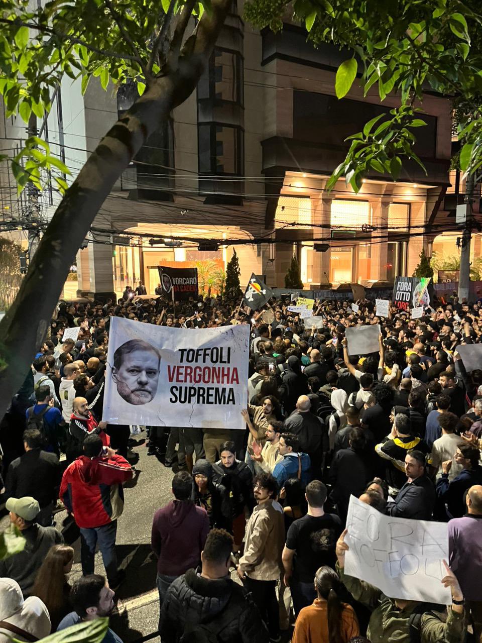 Milhares nas ruas: MBL trava Faria Lima em protesto contra escândalos do Banco Master e blindagem de Toffoli