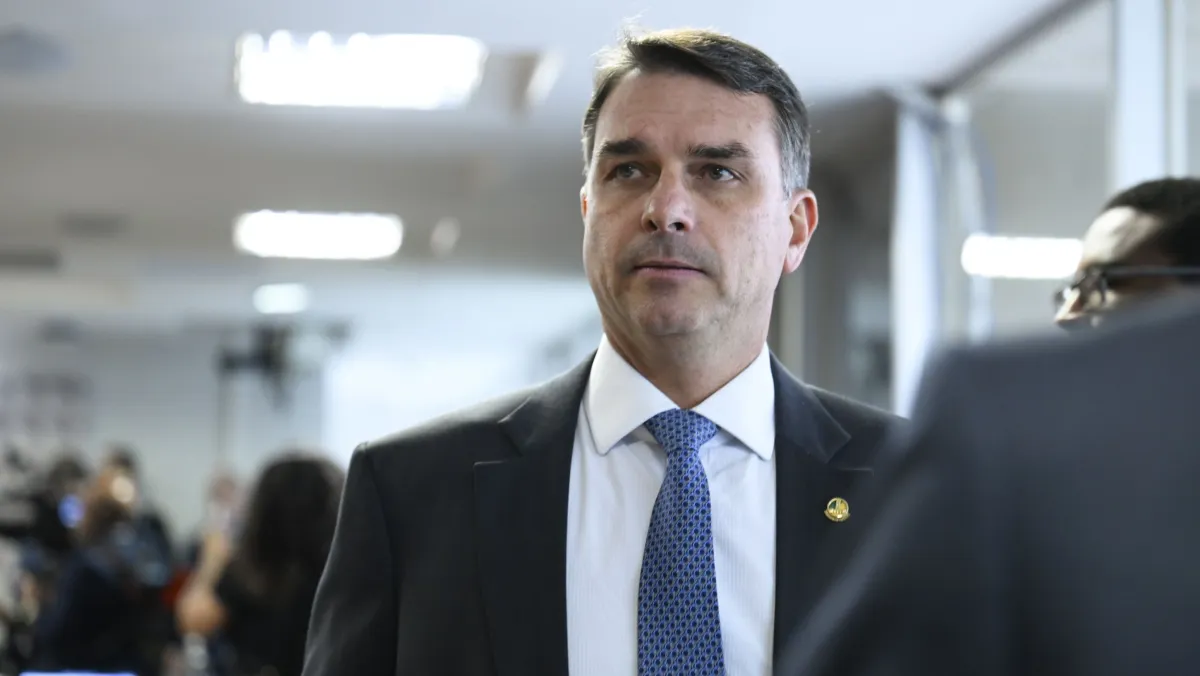 Flávio Bolsonaro supera Lula em pesquisa