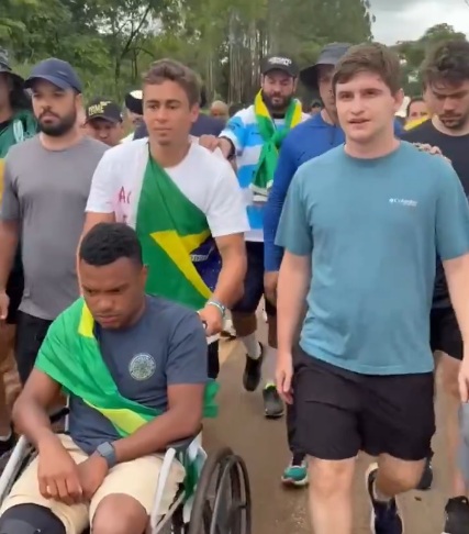 Caminhada de Nikolas conta com escolta policial e assessora preparada com isotônico e pomada