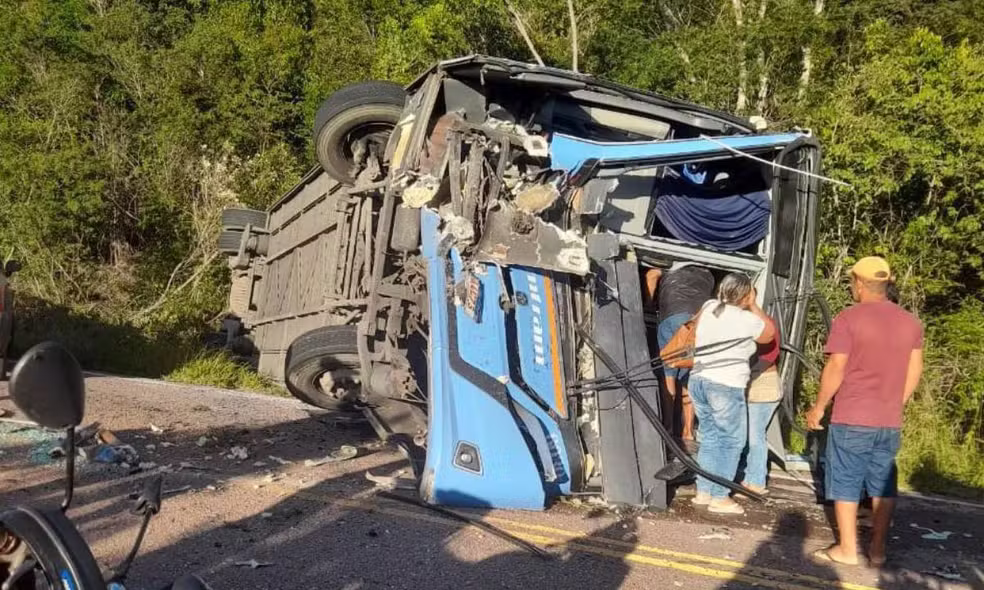 Colisão entre ônibus e caminhão deixa dois mortos e 22 feridos na BR-142 na Bahia