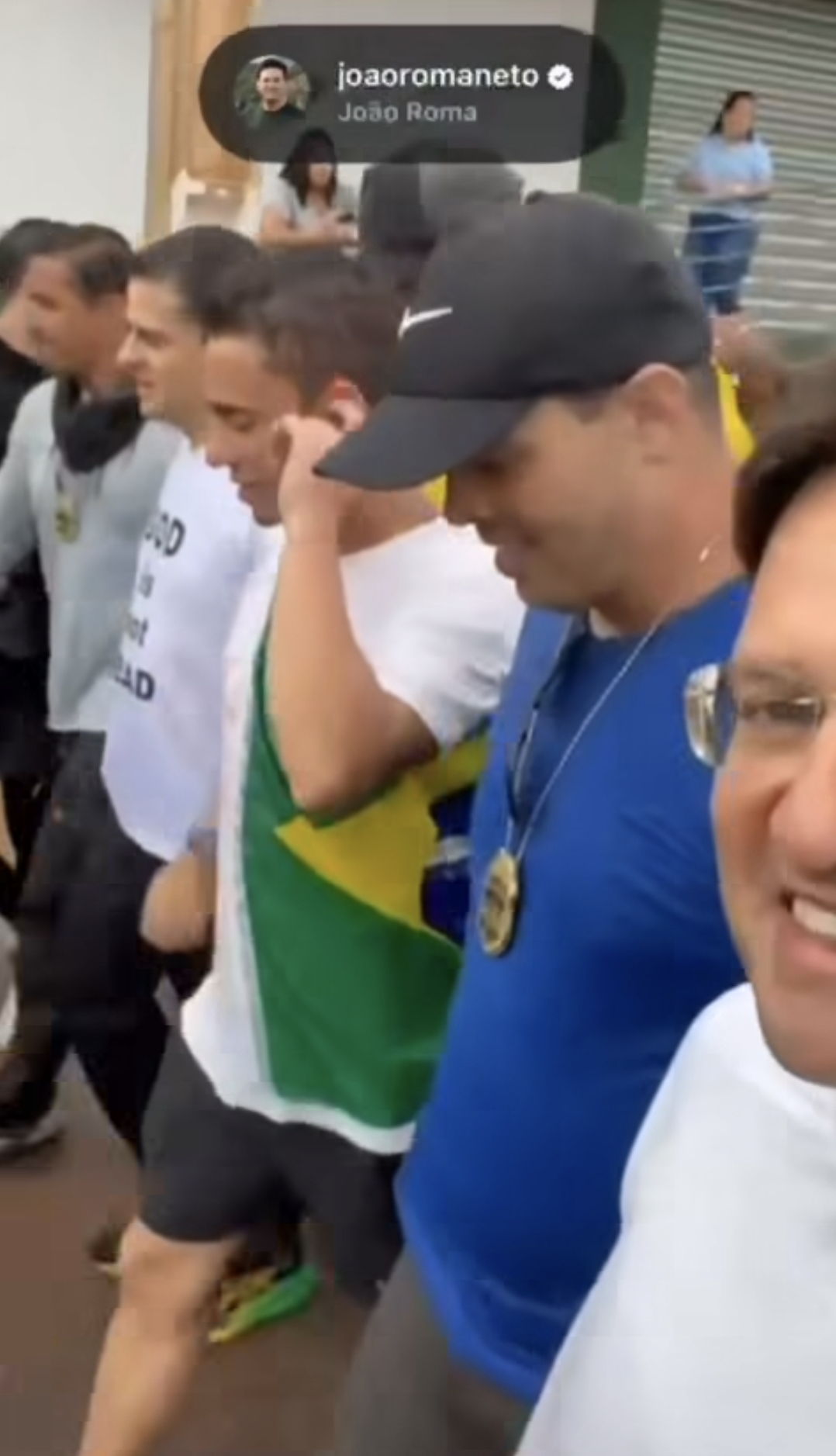 João Roma segue em silêncio sobre o Banco Master enquanto participa de última hora da caminhada de Nikolas Ferreira