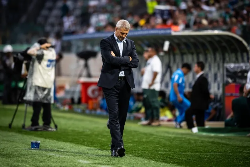 Crespo admite dificuldades e mira 45 pontos no Brasileiro após derrota no clássico