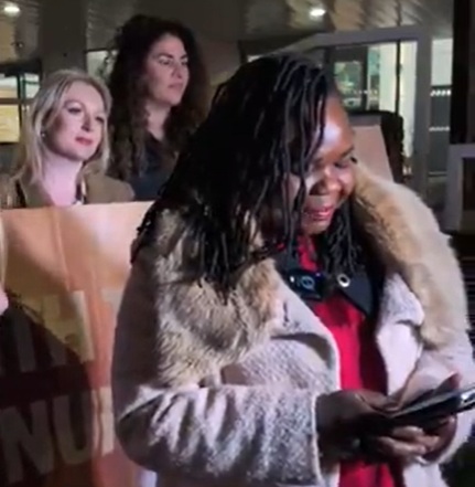 Enfermeira cristã absolvida após se recusar a chamar pedófilo por pronome feminino