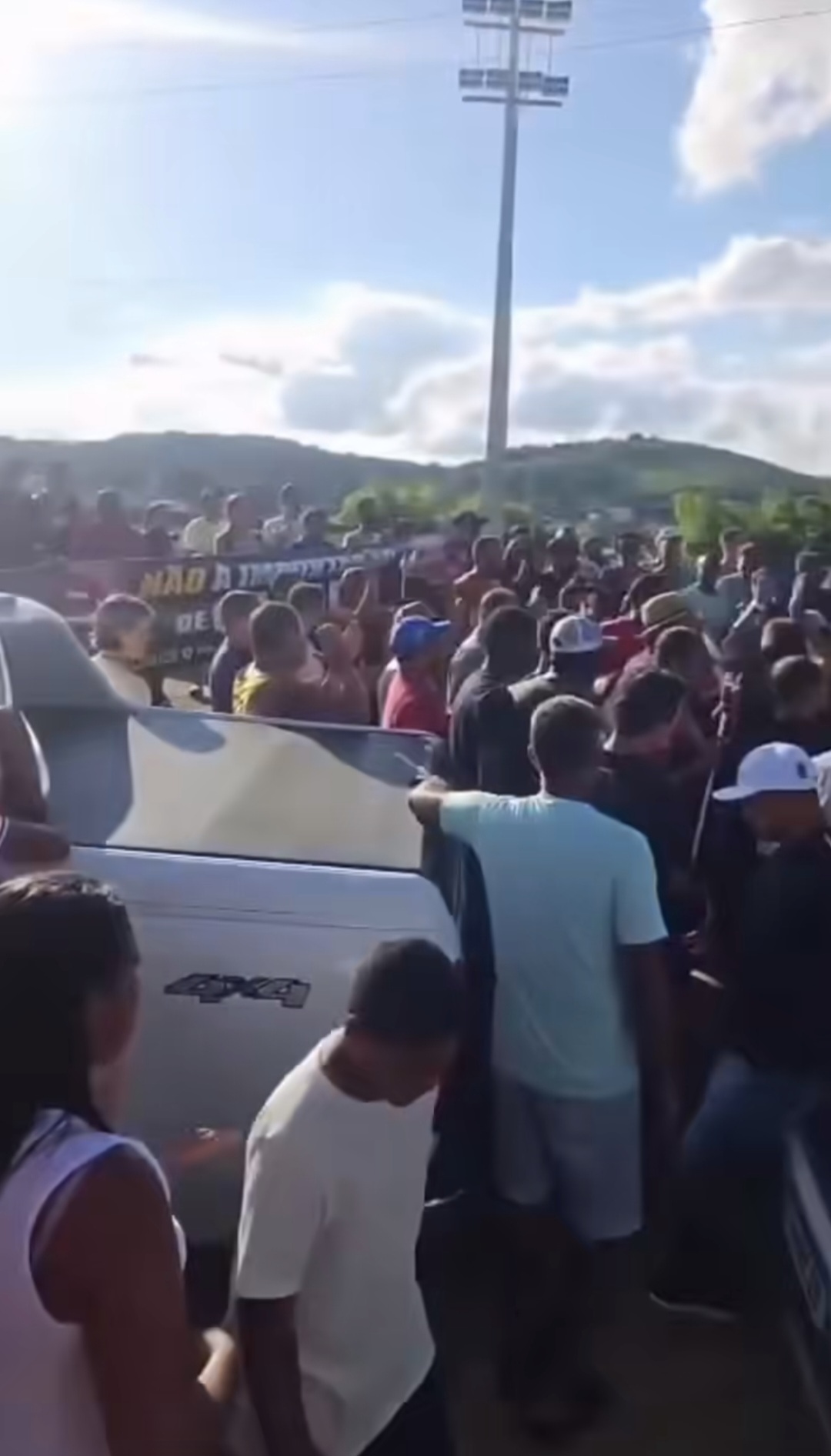 Jerônimo Rodrigues é recebido com protesto de produtores de cacau em Gandu e deixa evento pelos fundos