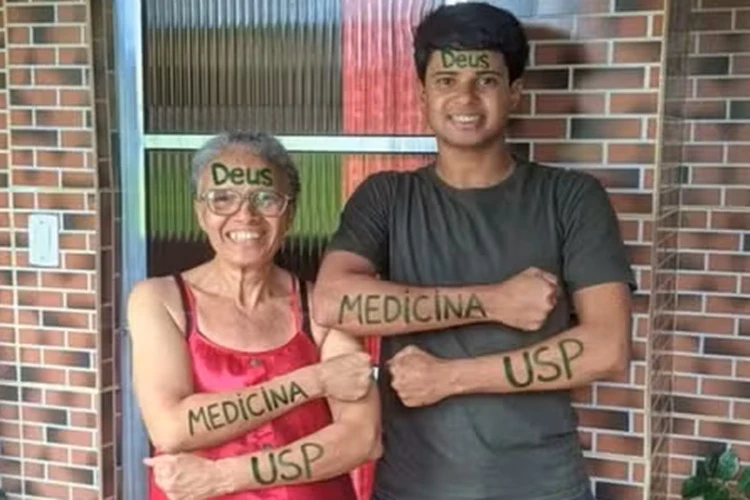 Jovem da periferia de Salvador é aprovado em Medicina na USP 
