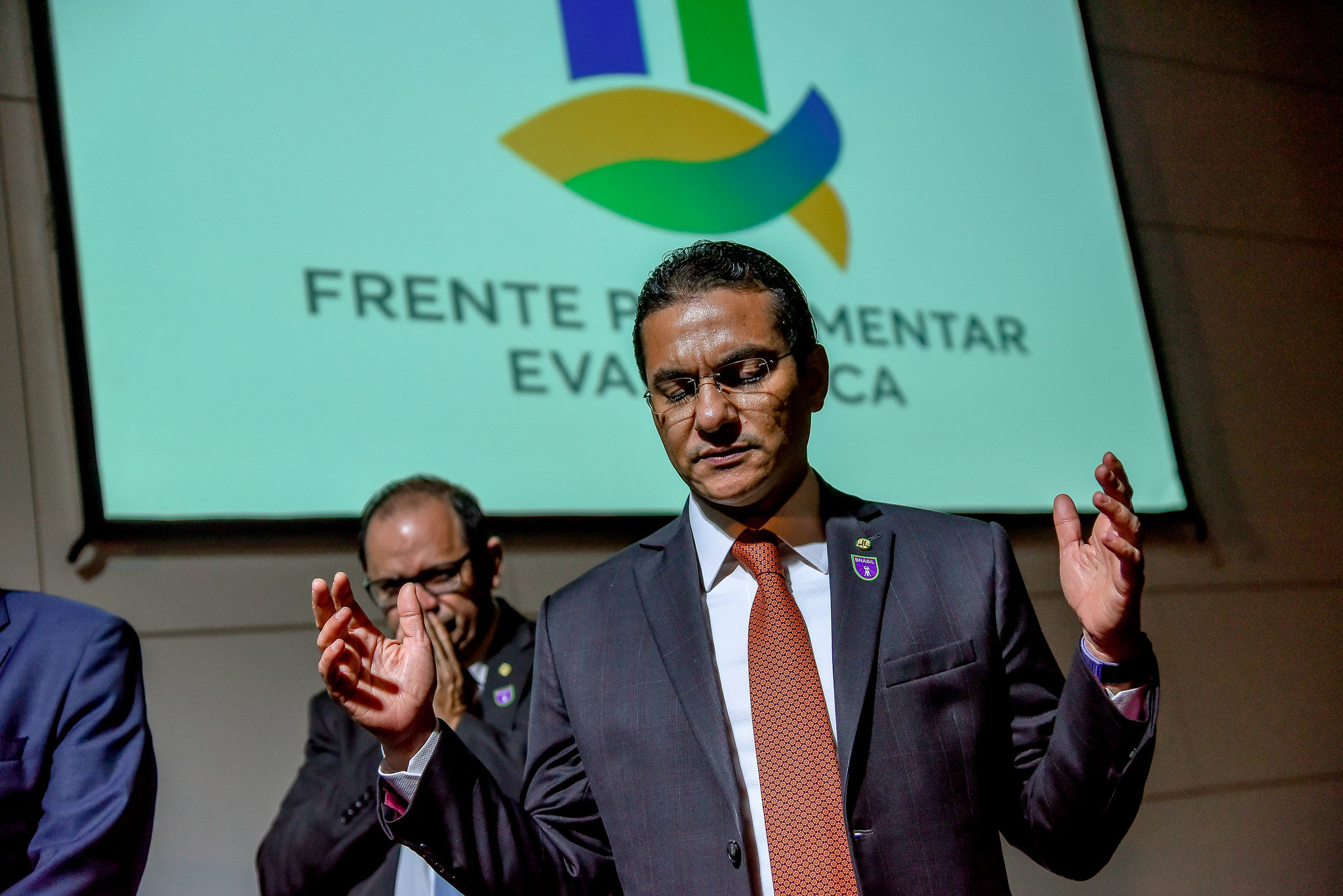 Republicanos mantém laços com Lula enquanto flerta com Flávio Bolsonaro em cenário sem Tarcísio