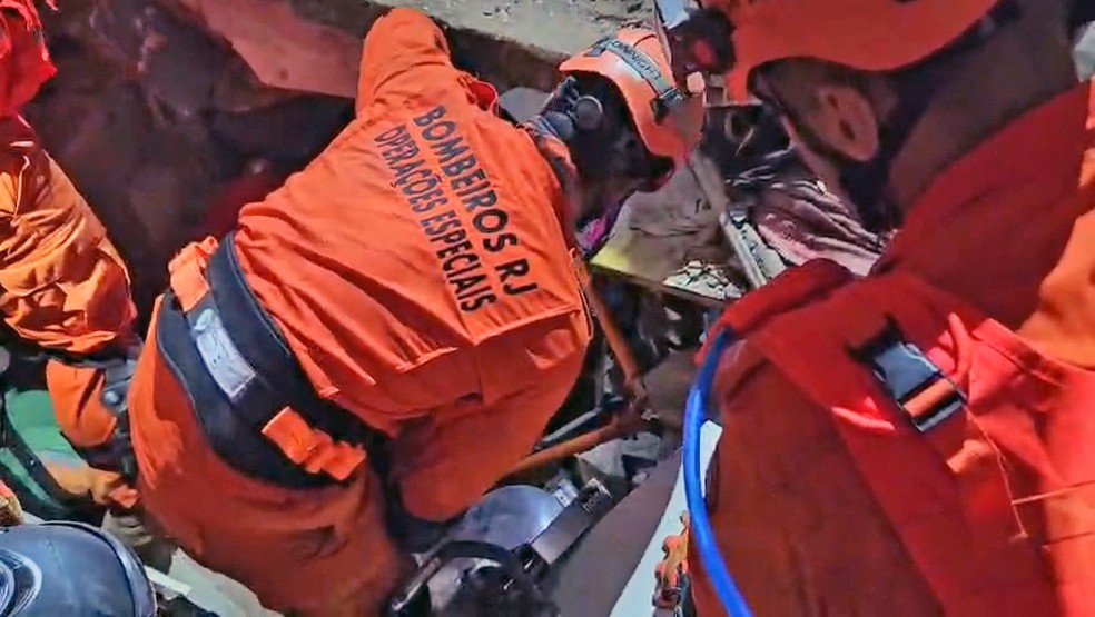 Quatro imóveis desabam na favela do Metrô, no entorno do Maracanã, deixando mãe e filha soterradas