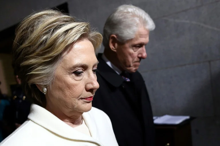 Bill e Hillary Clinton aceitam depor em investigação sobre Epstein no Congresso