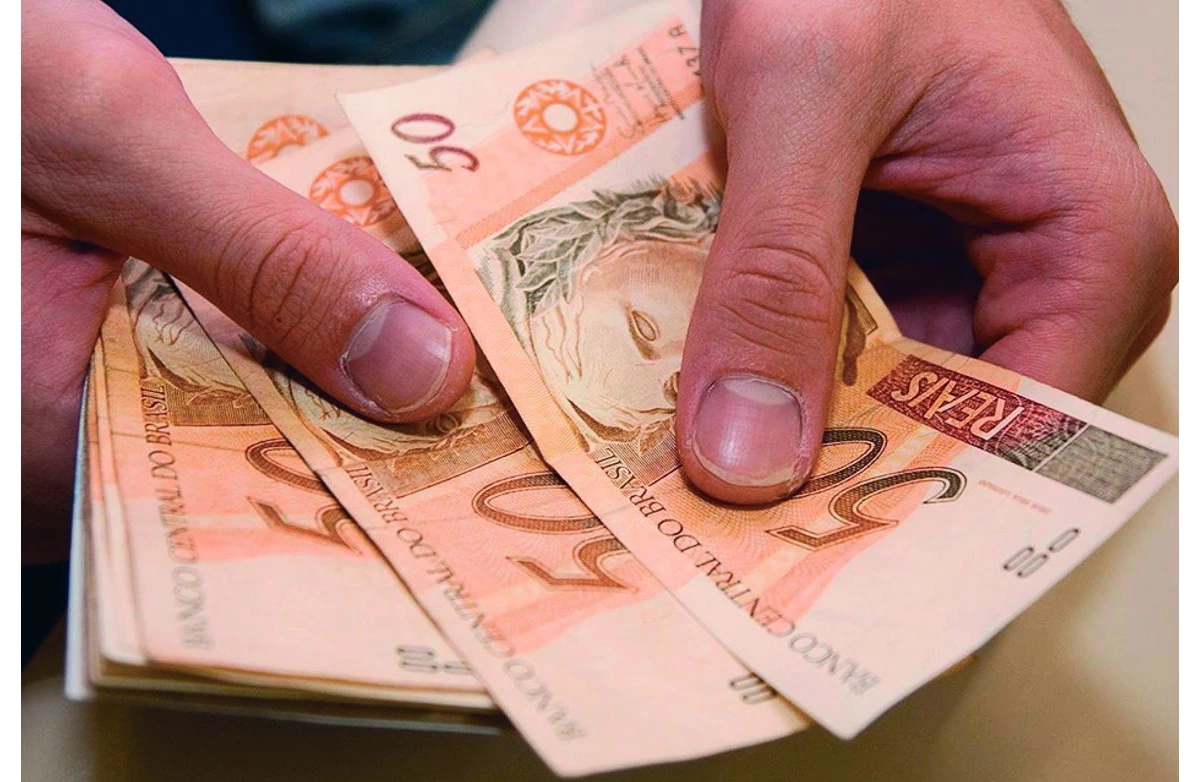 Pagamento do salário mínimo de R$ 1.621 inicia nesta segunda para trabalhadores