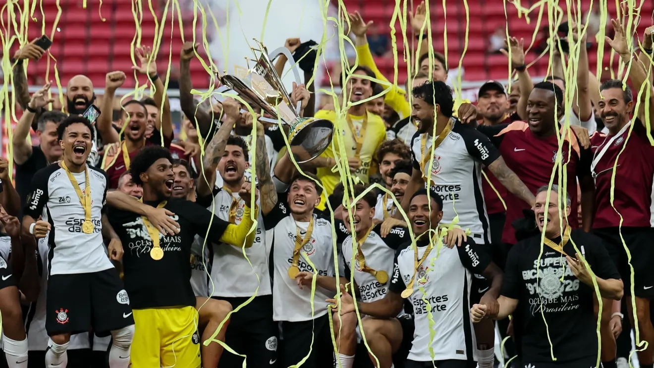 O Corinthians conquista o bicampeonato da Supercopa Rei ao derrotar o Flamengo por 2 a 0