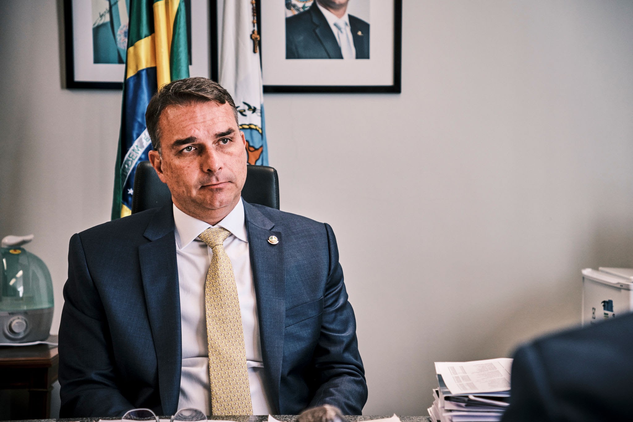 Flávio Bolsonaro vira alvo de convocação na CPMI do INSS