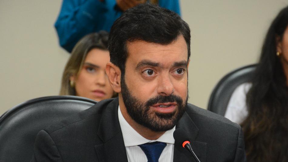 Tiago Correia critica tentativa de Olívia Santana de constranger Edson Gomes por crítica ao comunismo