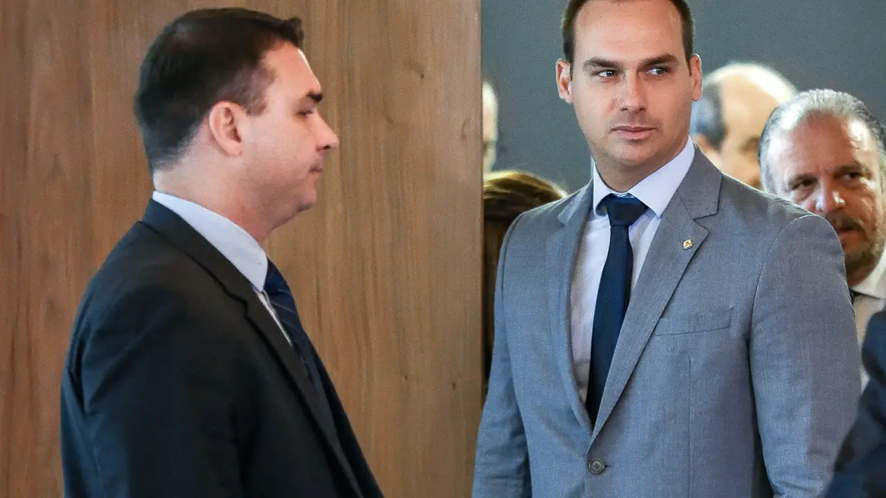 O ex-deputado Eduardo Bolsonaro cobra engajamento dos bolsonaristas e critica omissão de aliados em apoio a Flávio