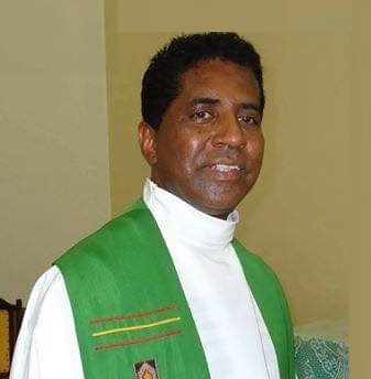 Durante missa em Minas Gerais, padre Flávio Ferreira Alves recusa eucaristia a católicos que apoiam Nikolas Ferreira