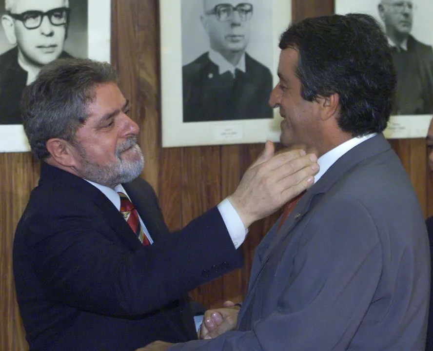 Lula provoca Valdemar ao posar com prefeitos do PL e brinca que líder do partido “vai bater neles”