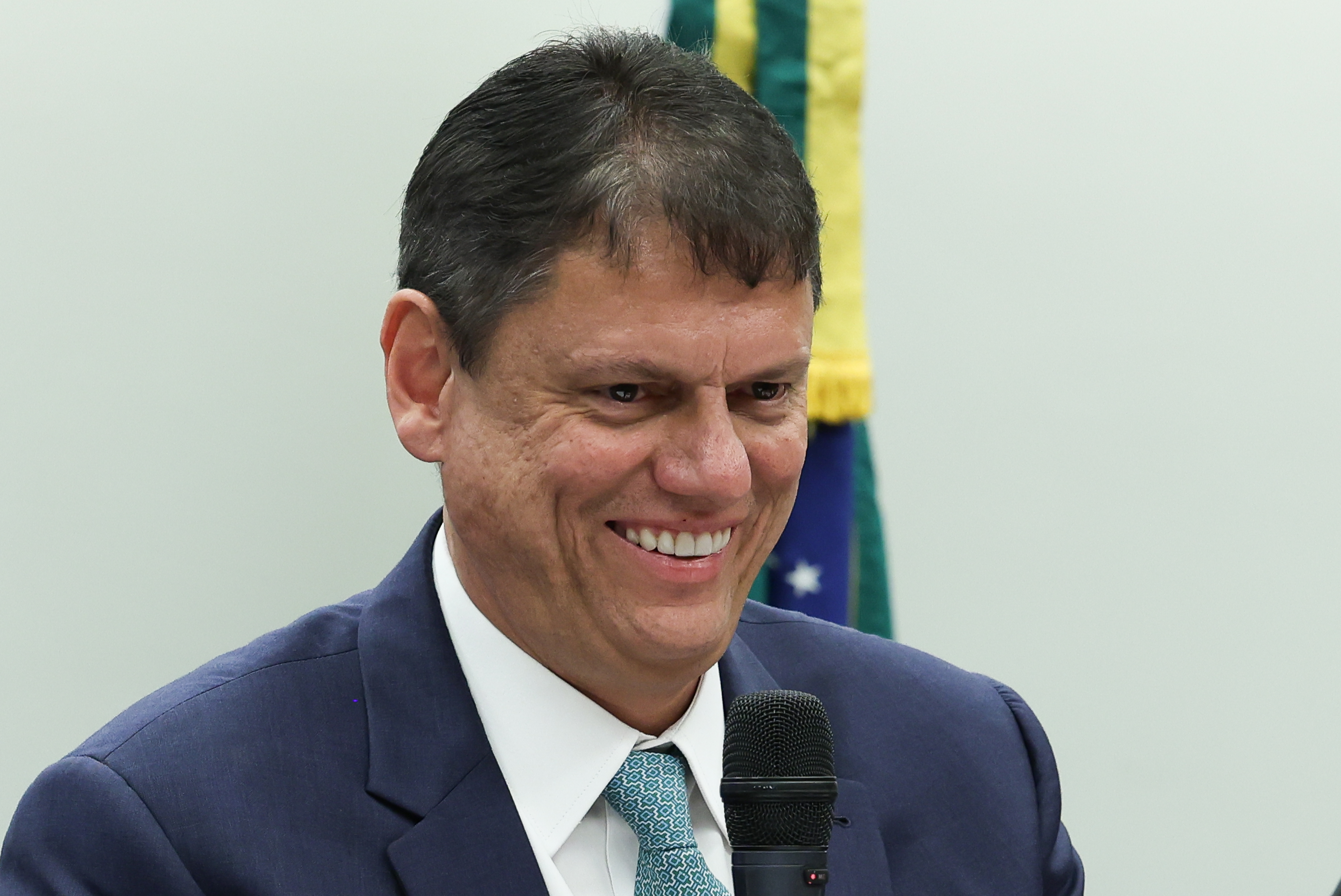 Tarcísio lidera com ampla vantagem na corrida pelo governo de SP