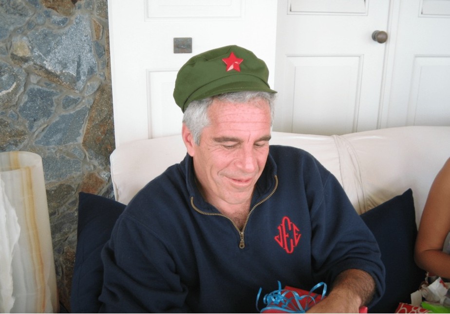 Epstein ironizou vítima que relatou sentir presença de Deus durante abuso sexual