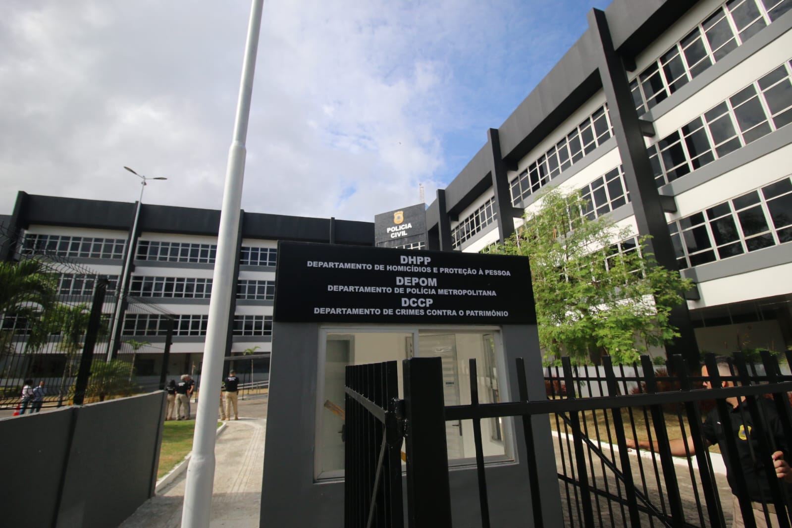 Dois homens são encontrados mortos com sinais de execução dentro de veículo na Avenida Barros Reis em Salvador