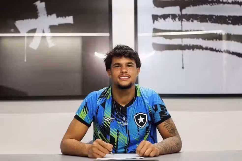 Bruninho Samudio assina primeiro contrato profissional com o Botafogo no dia de seu aniversário de 16 anos
