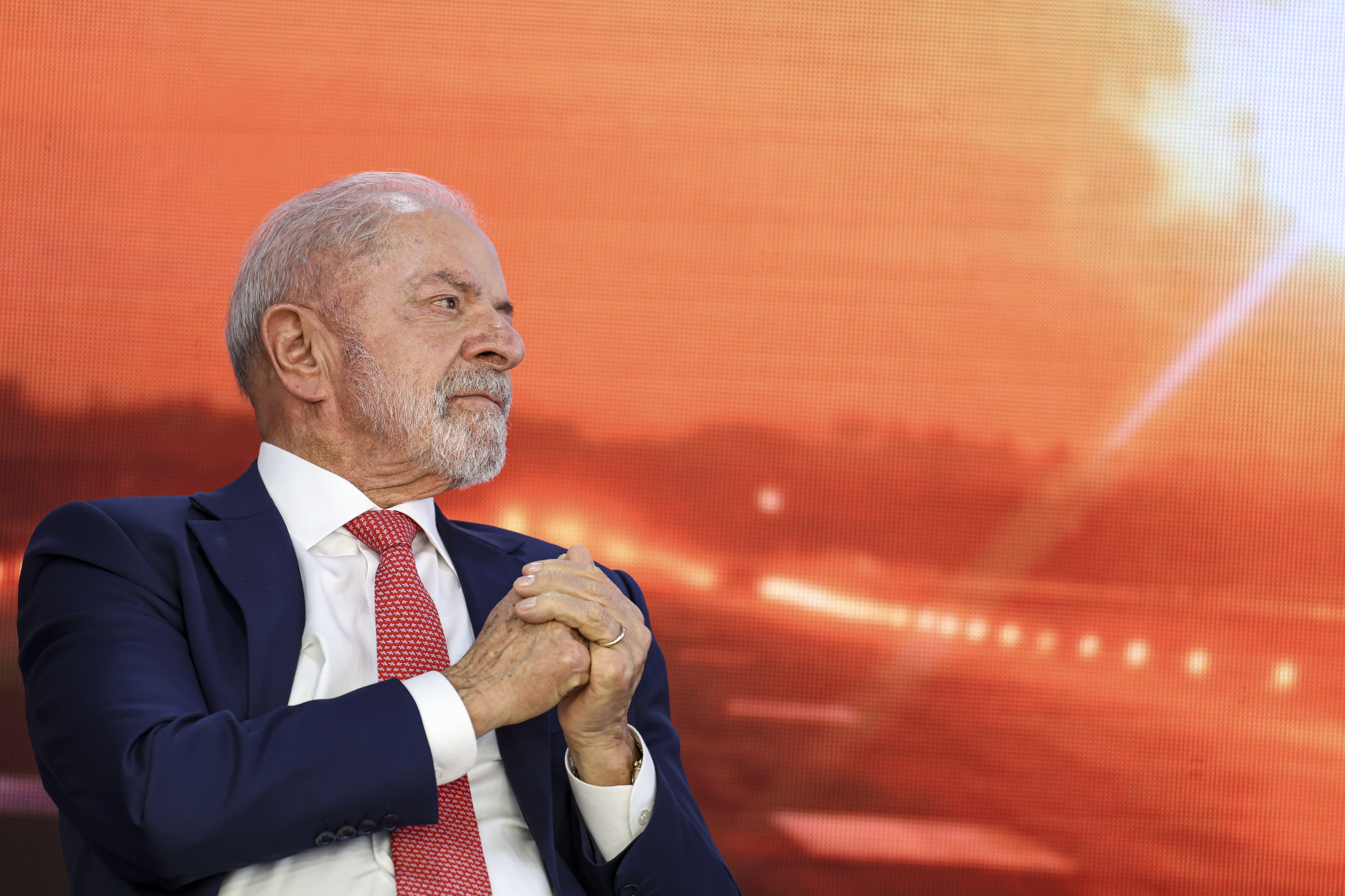 Lula vê vantagem sobre Flávio Bolsonaro cair pela metade