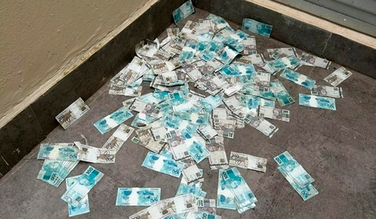 Alvo da operação da PF joga mala com R$ 429 mil pela janela de apartamento em Balneário Camboriú