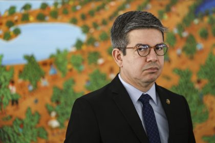 Randolfe Rodrigues rebate críticas a comedouro para animais de rua