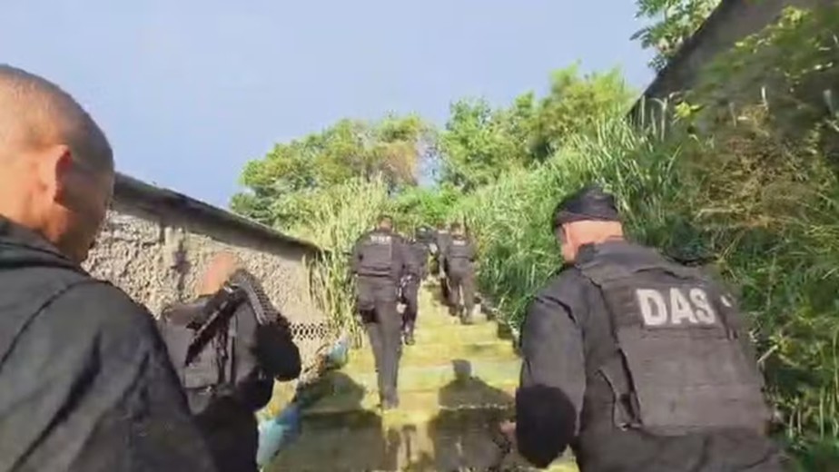 Adolescente de 13 anos vítima de estupro coletivo no RJ é liberada após ligação recebida por um dos agressores