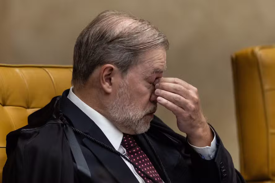 O ministro Dias Toffoli deixou a relatoria do caso Banco Master no STF após intensa reunião com os colegas