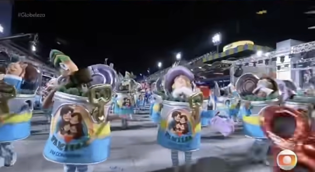 Ala de escola de samba satiriza neoconservadores em homenagem a Lula no Carnaval do Rio