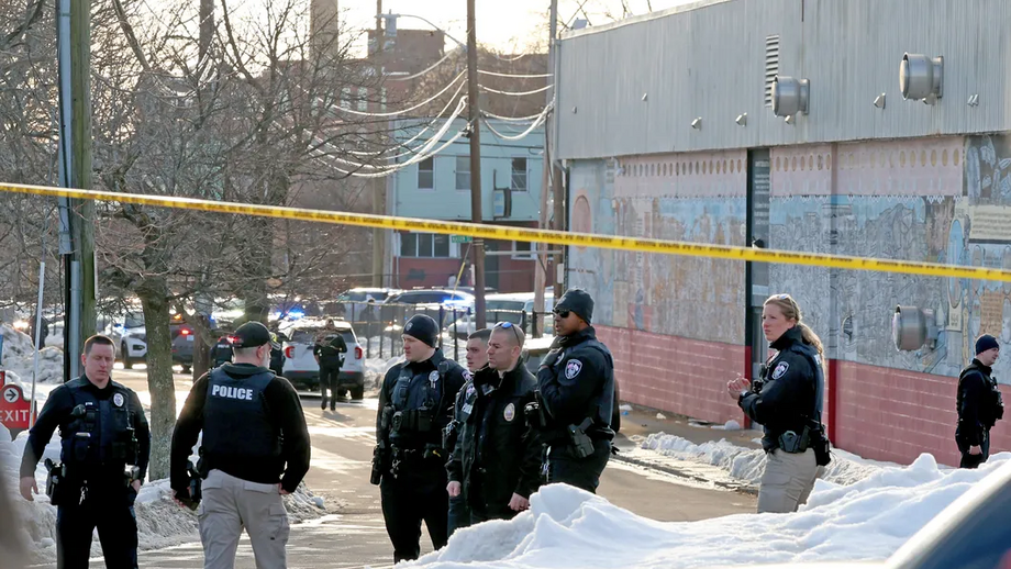 Tiroteio em jogo de hóquei juvenil deixa três mortos em Rhode Island, nos EUA