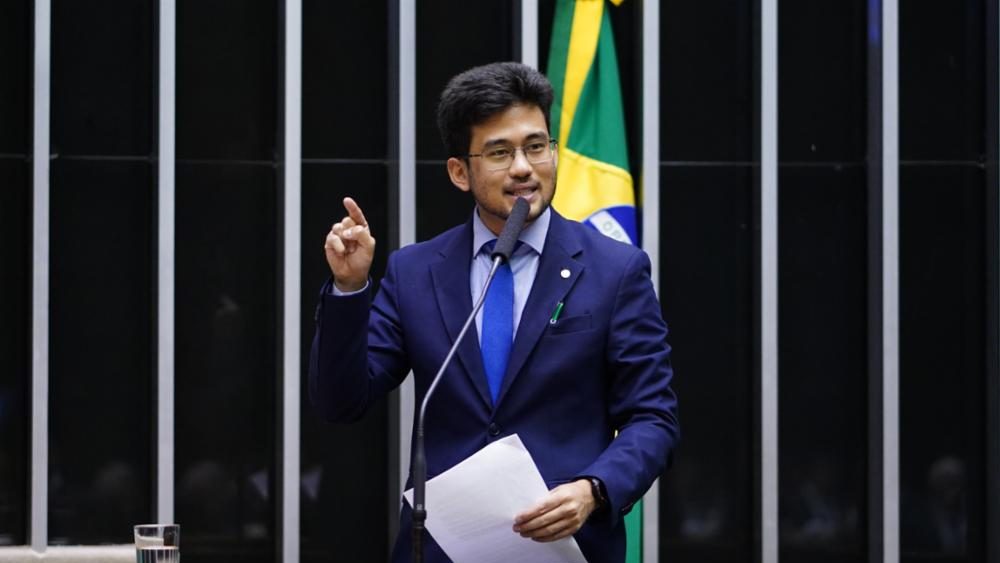 Deputado Kim Kataguiri questiona MEC sobre seleções exclusivas para refugiados em federais