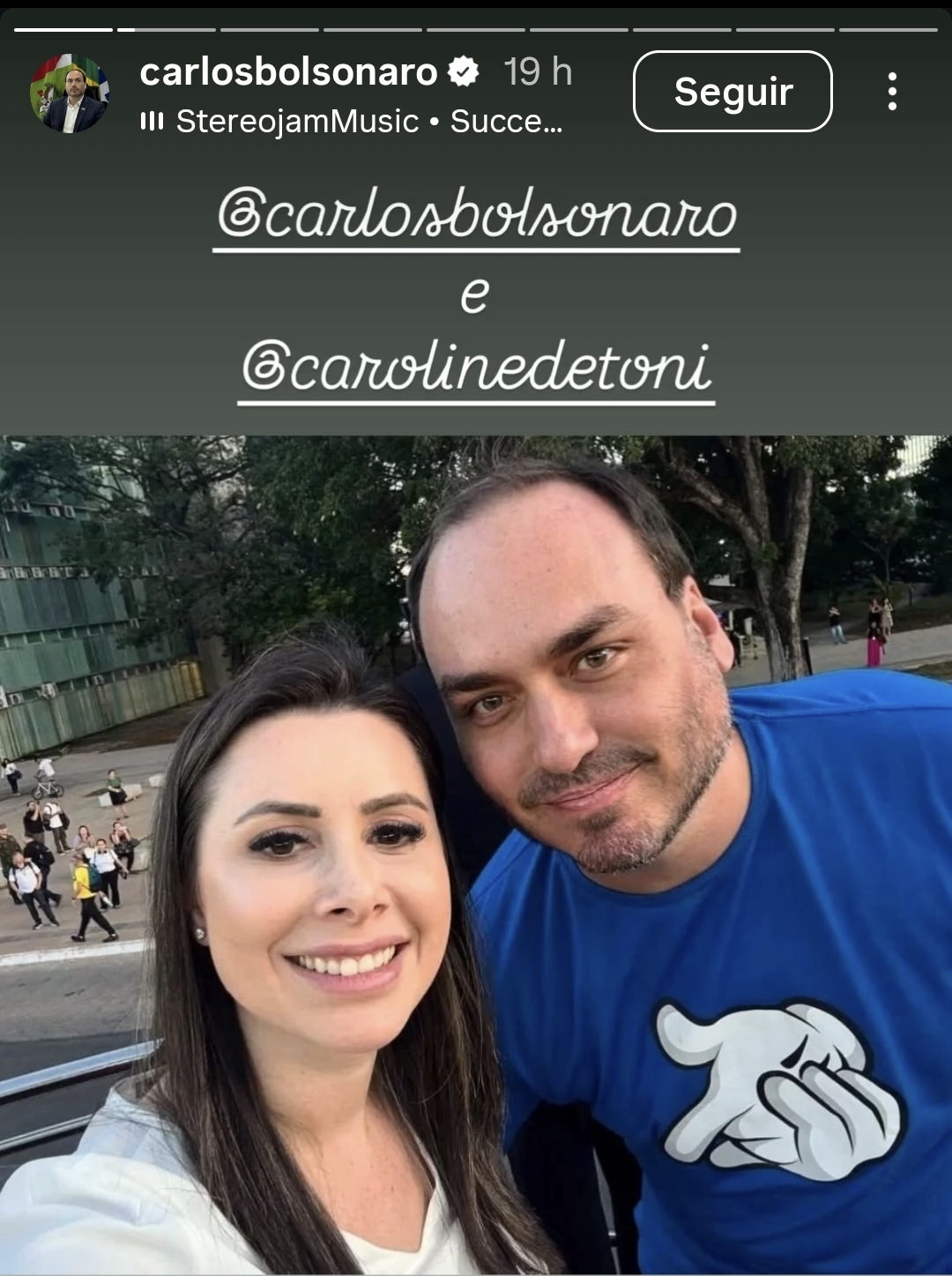 Carlos Bolsonaro posta foto ao lado de Caroline de Toni durante impasse pela vaga ao Senado em Santa Catarina