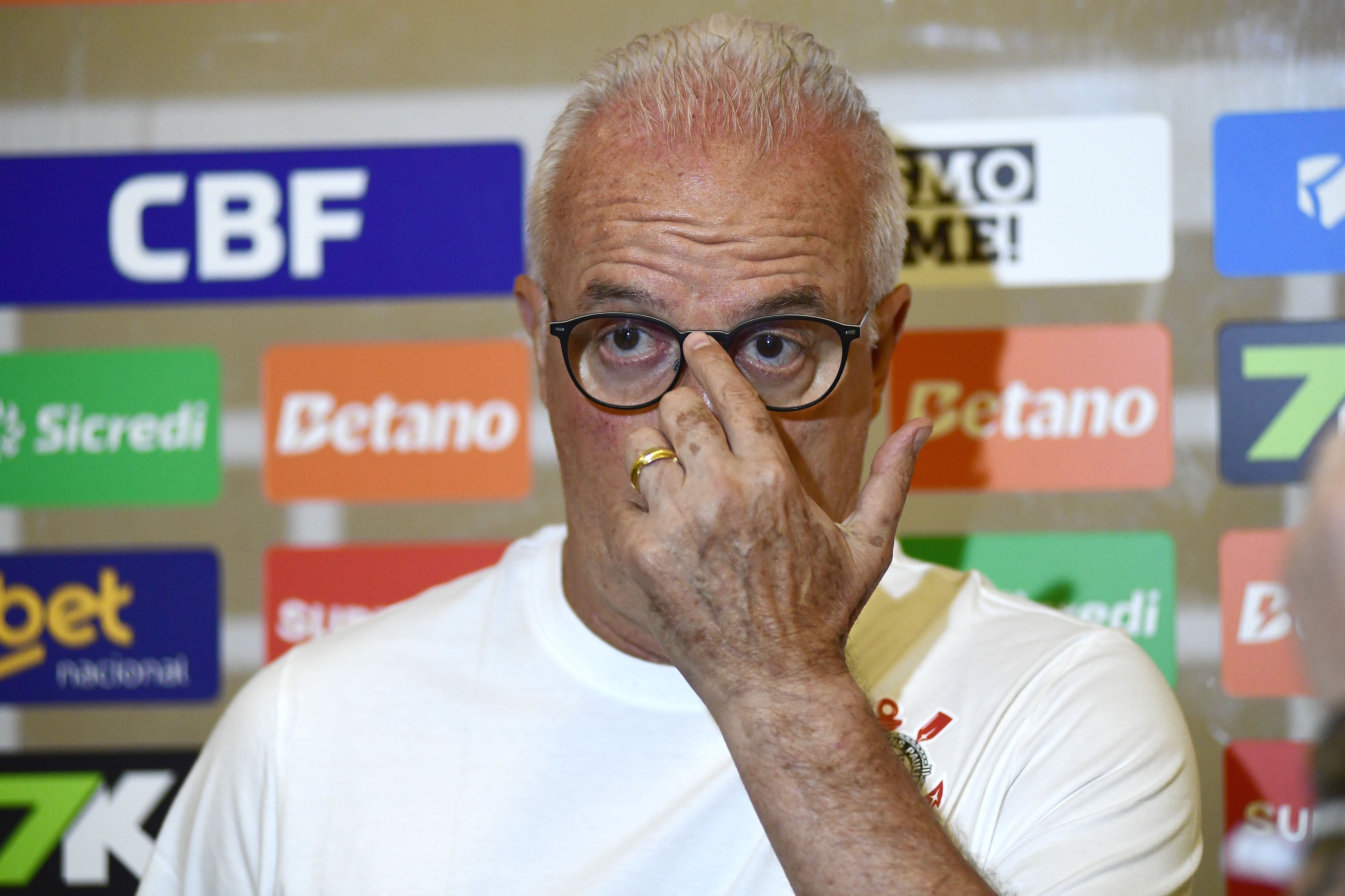 O técnico Dorival Júnior defende limite maior de brasileiros e alerta para riscos do excesso de estrangeiros no futebol nacional
