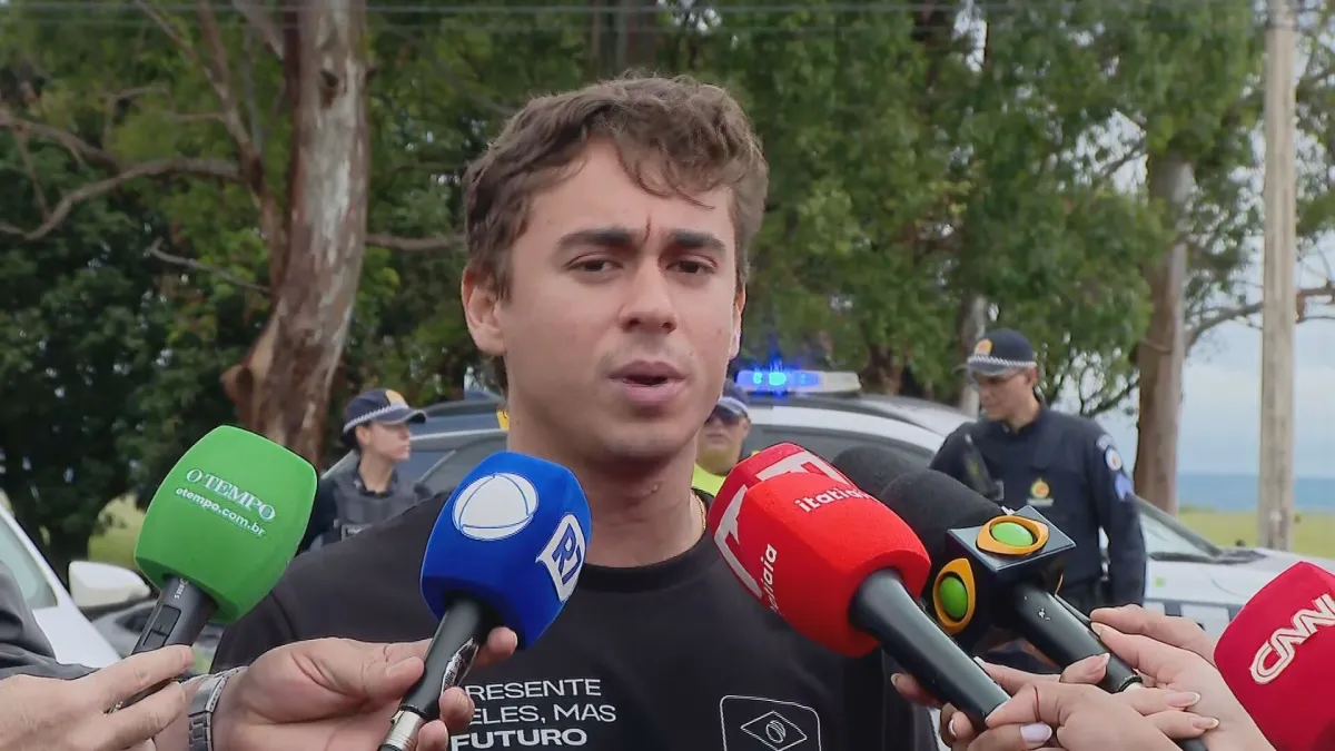 Nikolas Ferreira visita Bolsonaro na Papuda e rebate críticas de Eduardo