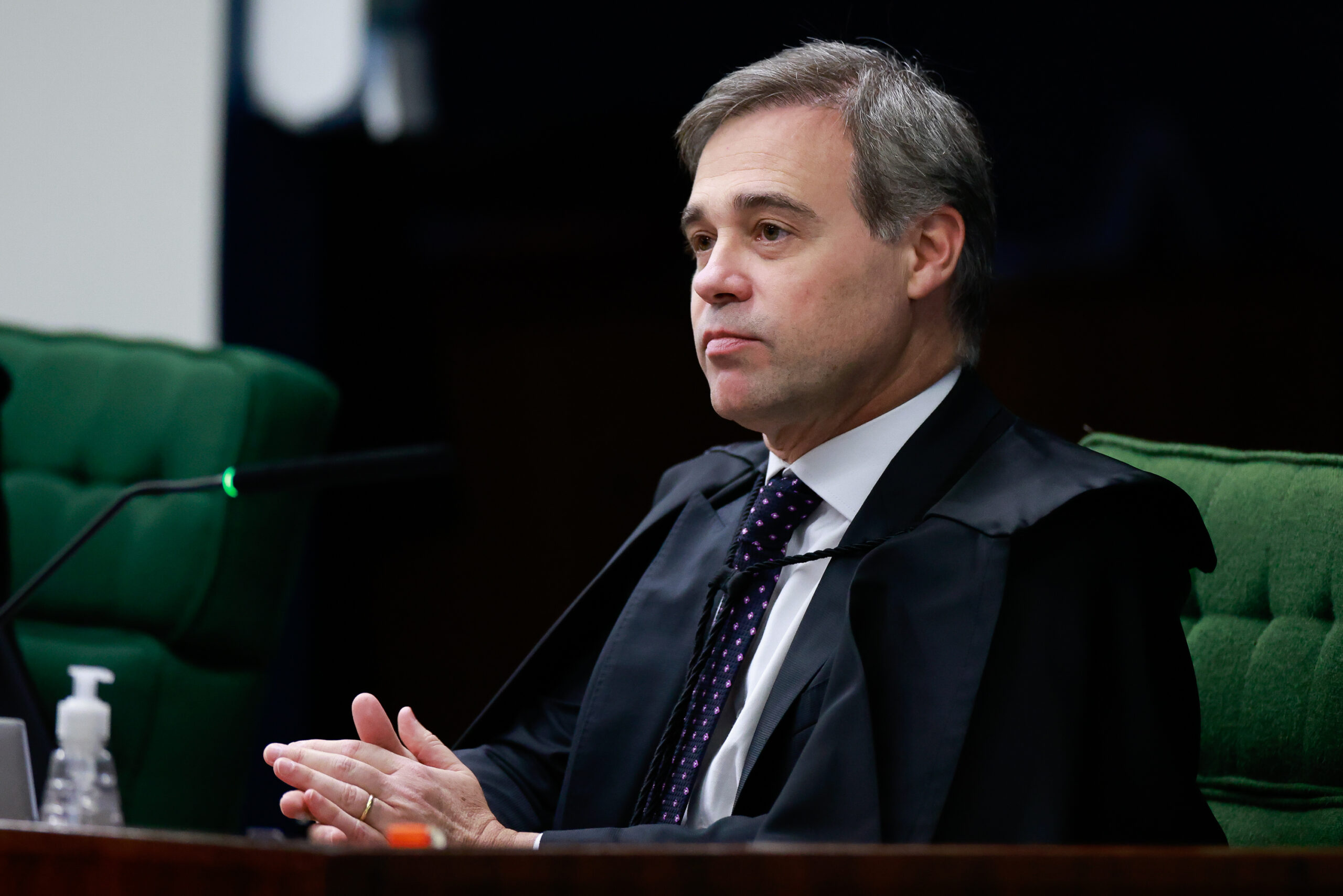 Ministro do STF alerta contra tentações financeiras em cargos públicos