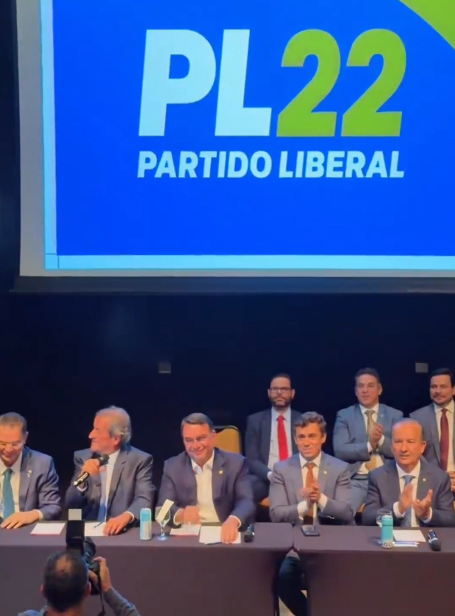 Senador Flávio Bolsonaro chora ao falar do pai preso e defende mandato único para presidente em encontro do PL