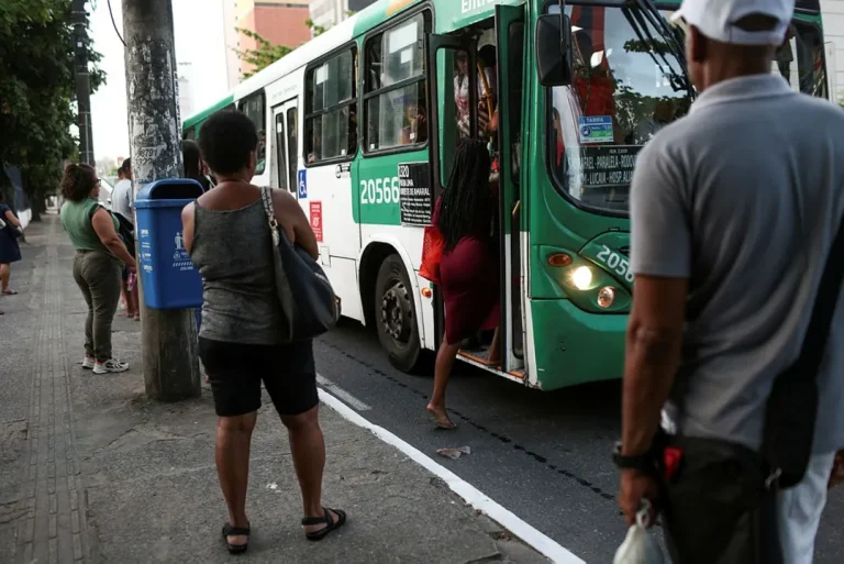 Tiroteio no Bairro da Paz deixa criança baleada e suspende circulação de ônibus em Salvador