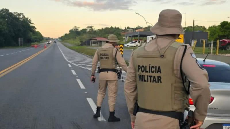 A polícia resgata mulher amarrada em árvore e apreende armas na operação Força Total