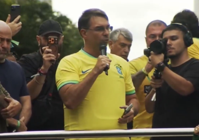 Senador Flávio Bolsonaro modera tom no ato da Paulista e afirma que Supremo nunca foi alvo principal