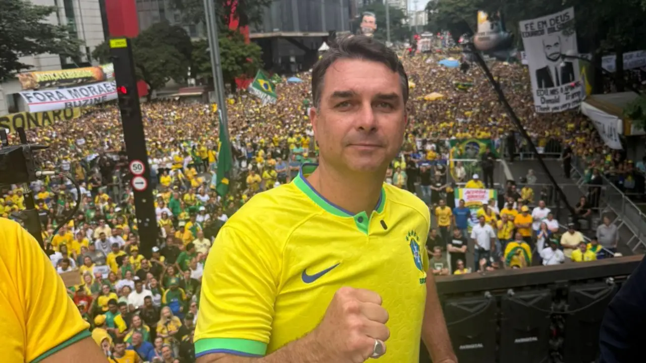 Lindbergh Farias acusa Flávio Bolsonaro de campanha antecipada em ato na Paulista e pede providências ao TSE