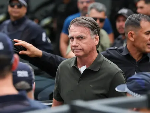Bolsonaro relata na prisão temor por segurança de Flávio e critica falta de informações sobre política externa