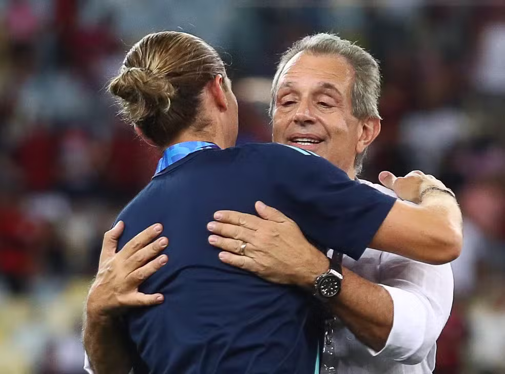 Bap afirma a conselheiros que temporada do Flamengo corria risco com Filipe Luís no comando