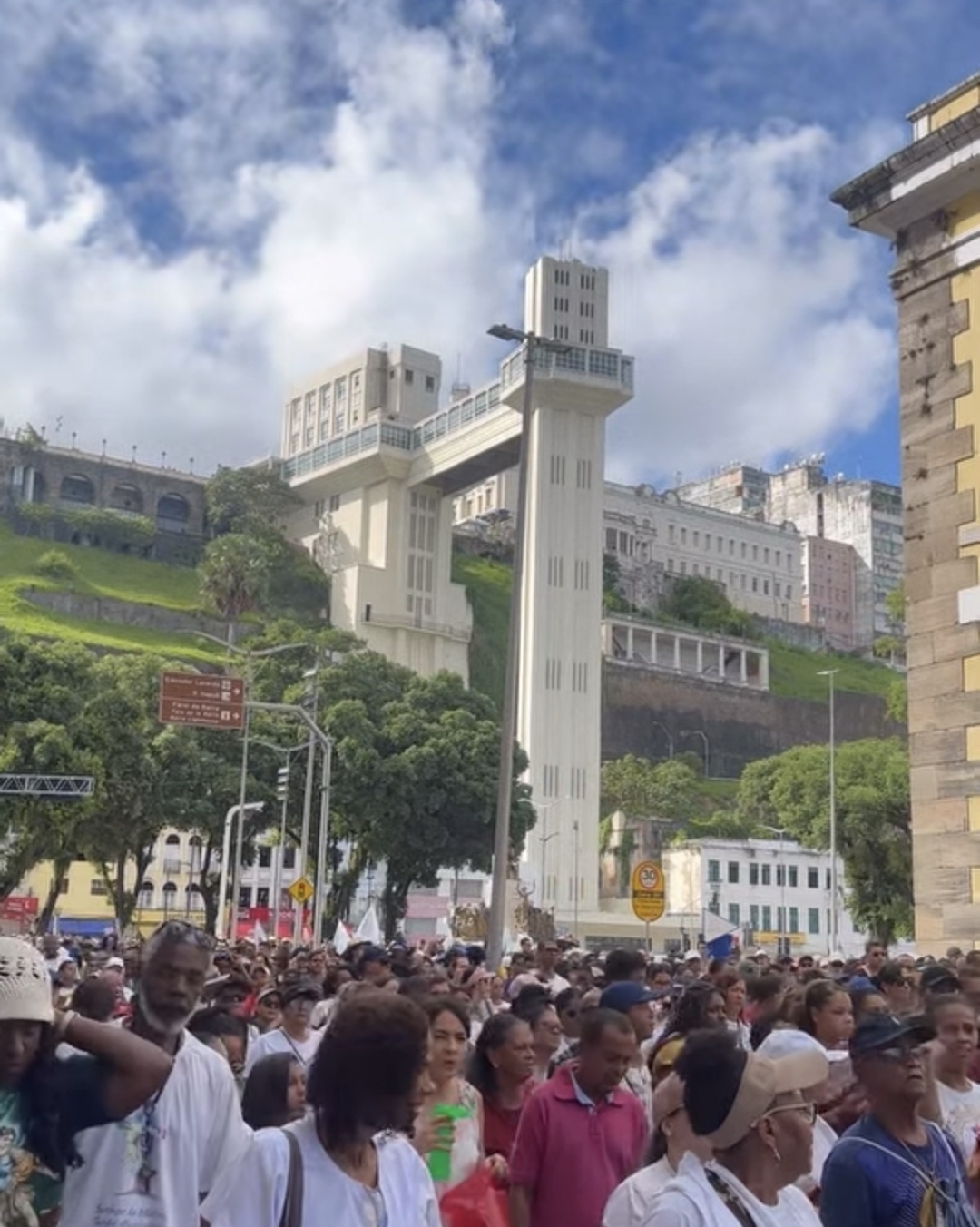 Milhares de fiéis participam da tradicional Caminhada Penitencial em Salvador