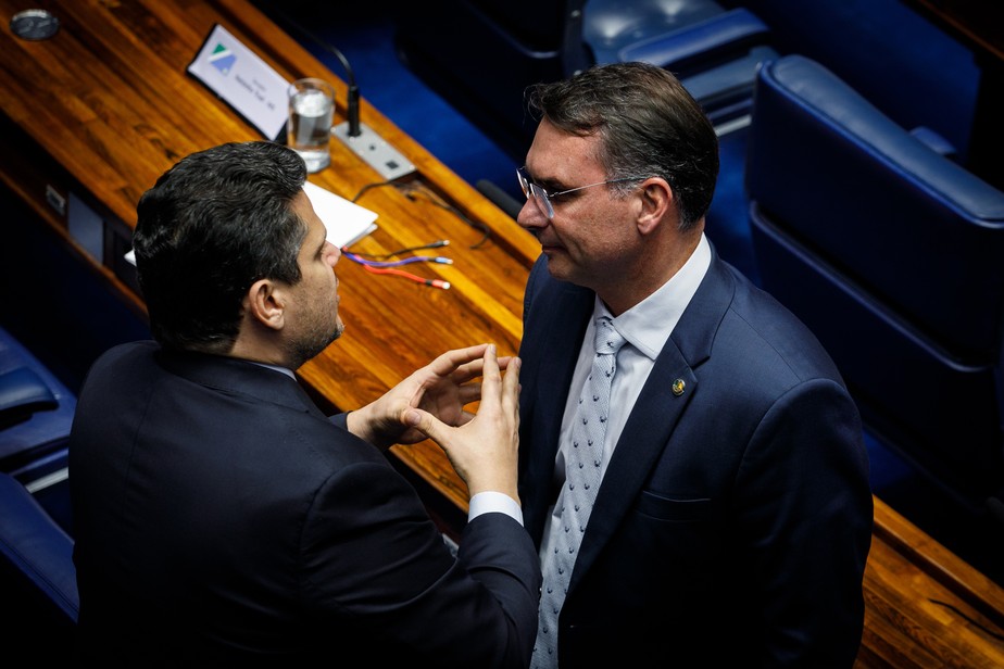 Encontro prolongado entre Flávio Bolsonaro e Davi Alcolumbre ocorreu no início de março