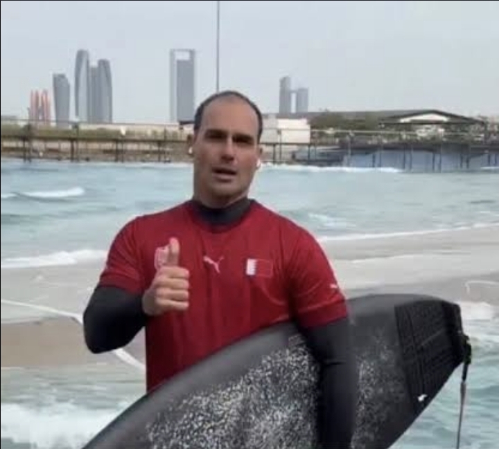 Alessandro Vieira ironiza Eduardo Bolsonaro: “Vai surfar, curtir o Mickey”