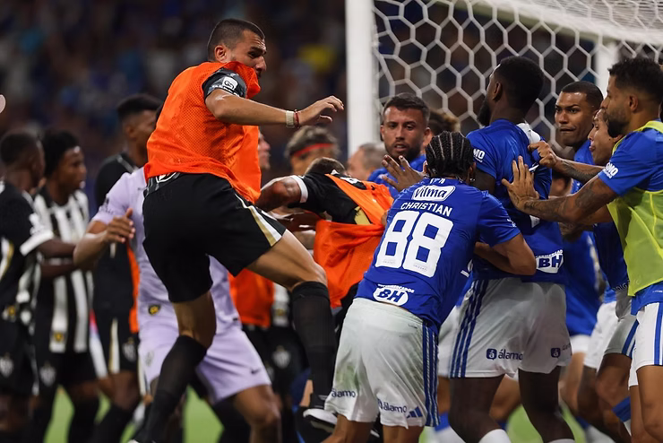 A final do Campeonato Mineiro termina em confusão generalizada e recorde de expulsões no Brasil