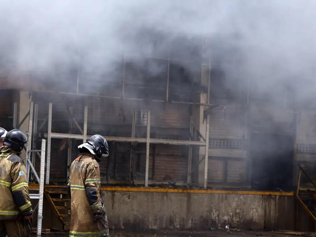 Um incêndio de grandes proporções destrói loja de peças para motos em Ramos