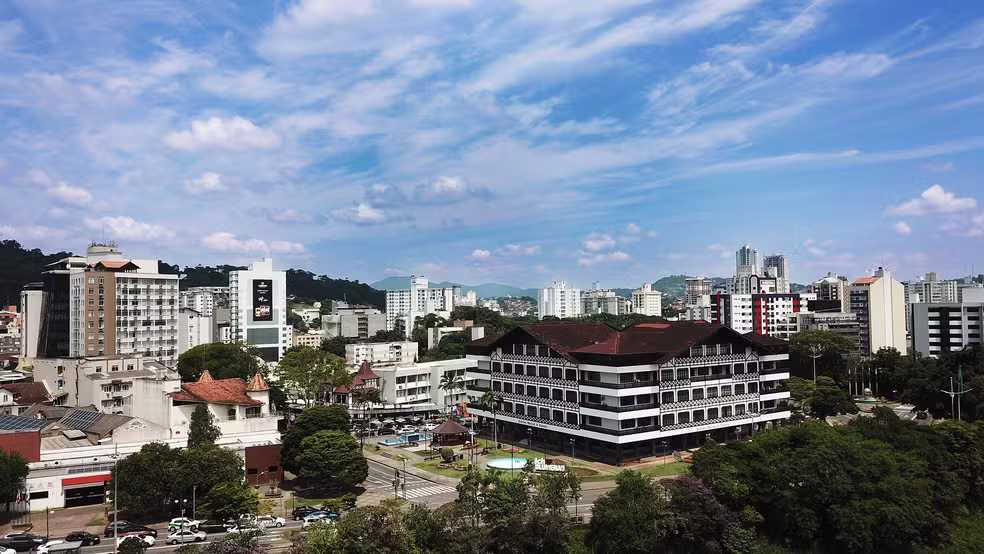 Justiça determina tornozeleira para idoso sem pernas e depois dispensa o equipamento