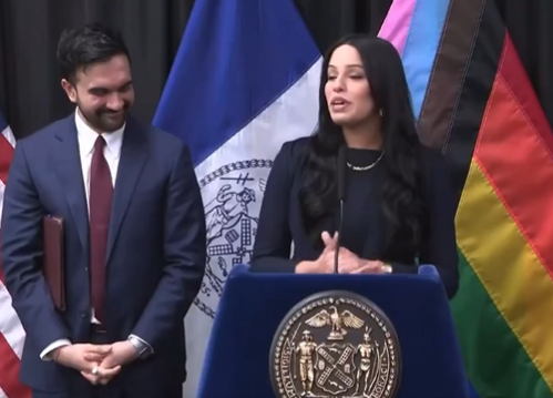 Prefeito de Nova York nomeia primeira trans para liderar escritório de assuntos LGBTQIA+